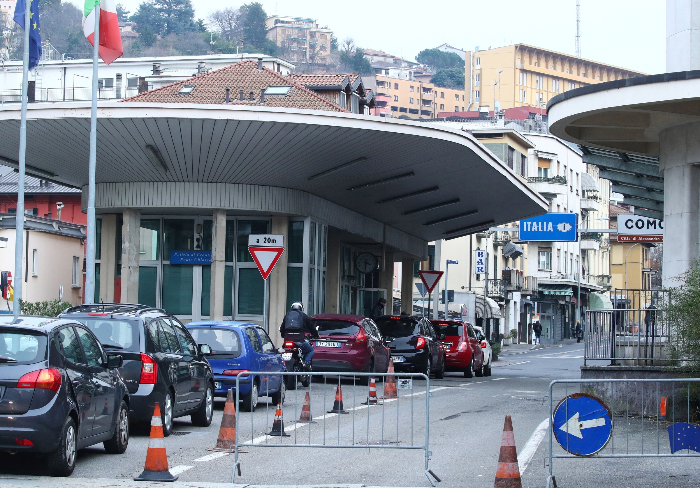 Italy phong toa corona anh 10