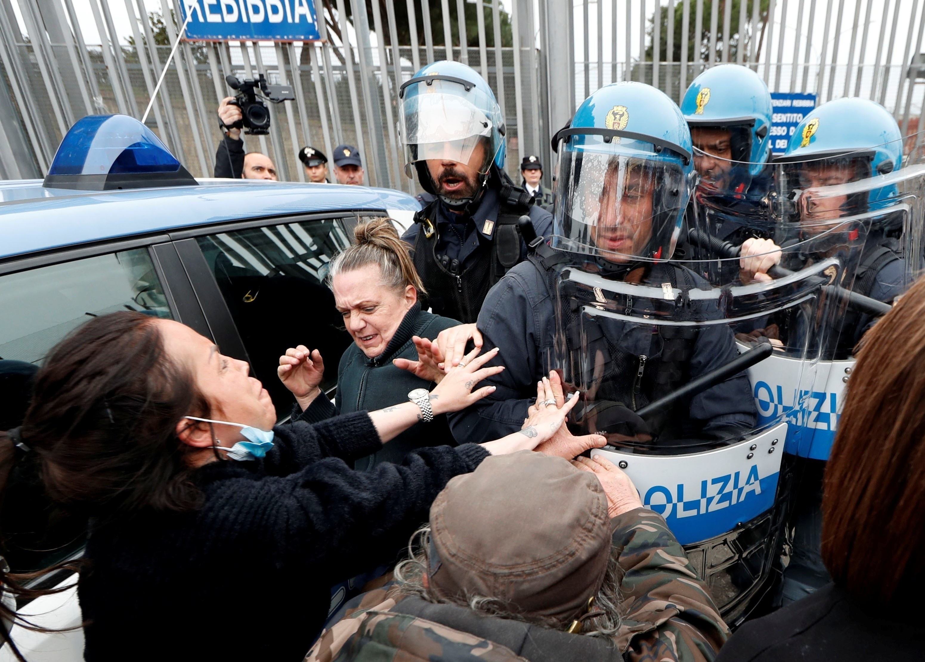 Italy dieu dong quan doi, canh sat vu trang de phong toa ca nuoc hinh anh