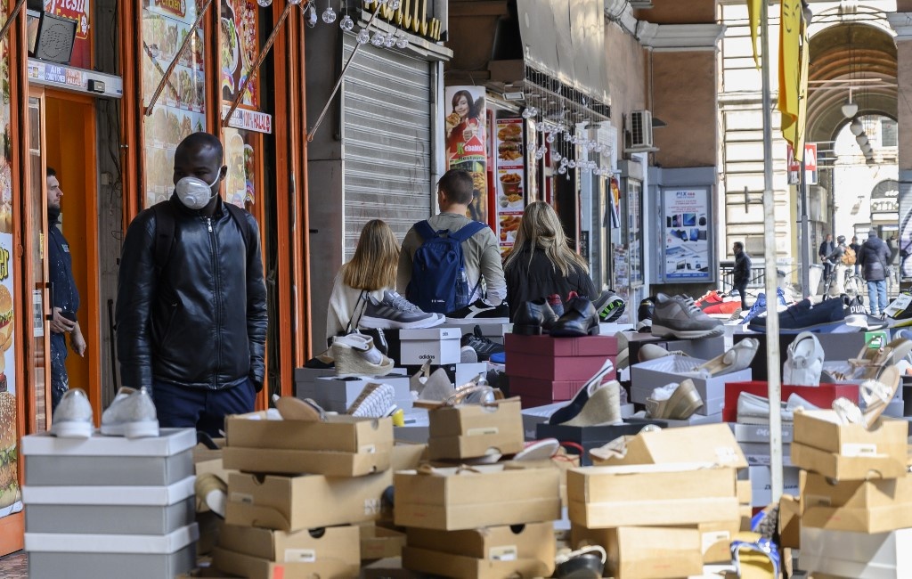 Italy phong toa corona anh 9