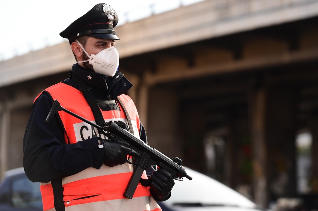 Chuyen gia lo ngai Anh truot vao ‘vet xe do’ cua Italy hinh anh