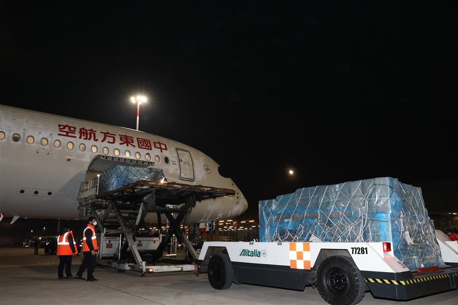 Trung Quoc gui chuyen gia va 1,8 trieu khau trang den Italy chong dich hinh anh