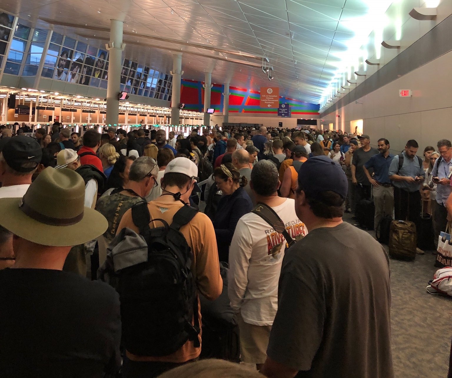 hanh khach xep hang dai o san bay anh 1