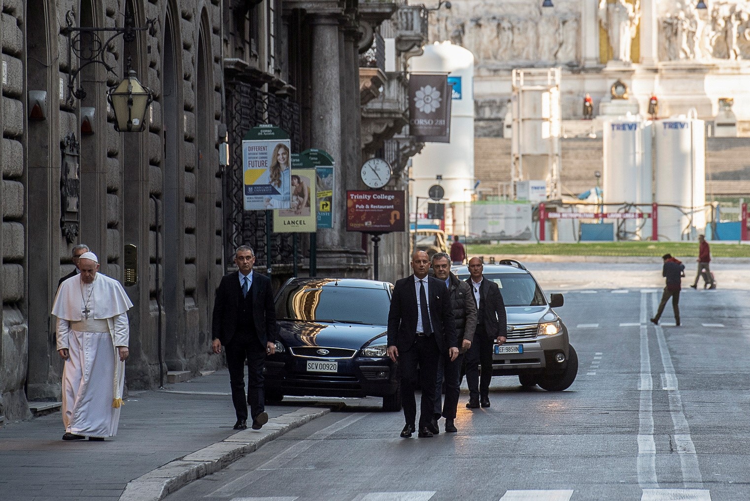 Giao hoang di bo tren duong pho Rome vang ve de cau nguyen chong dich hinh anh
