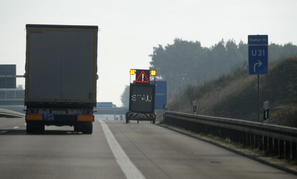 Ket xe hang chuc kilomet o bien gioi anh 1