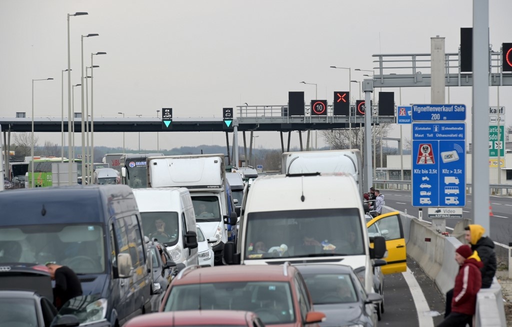 Ket xe hang chuc kilomet o bien gioi anh 5