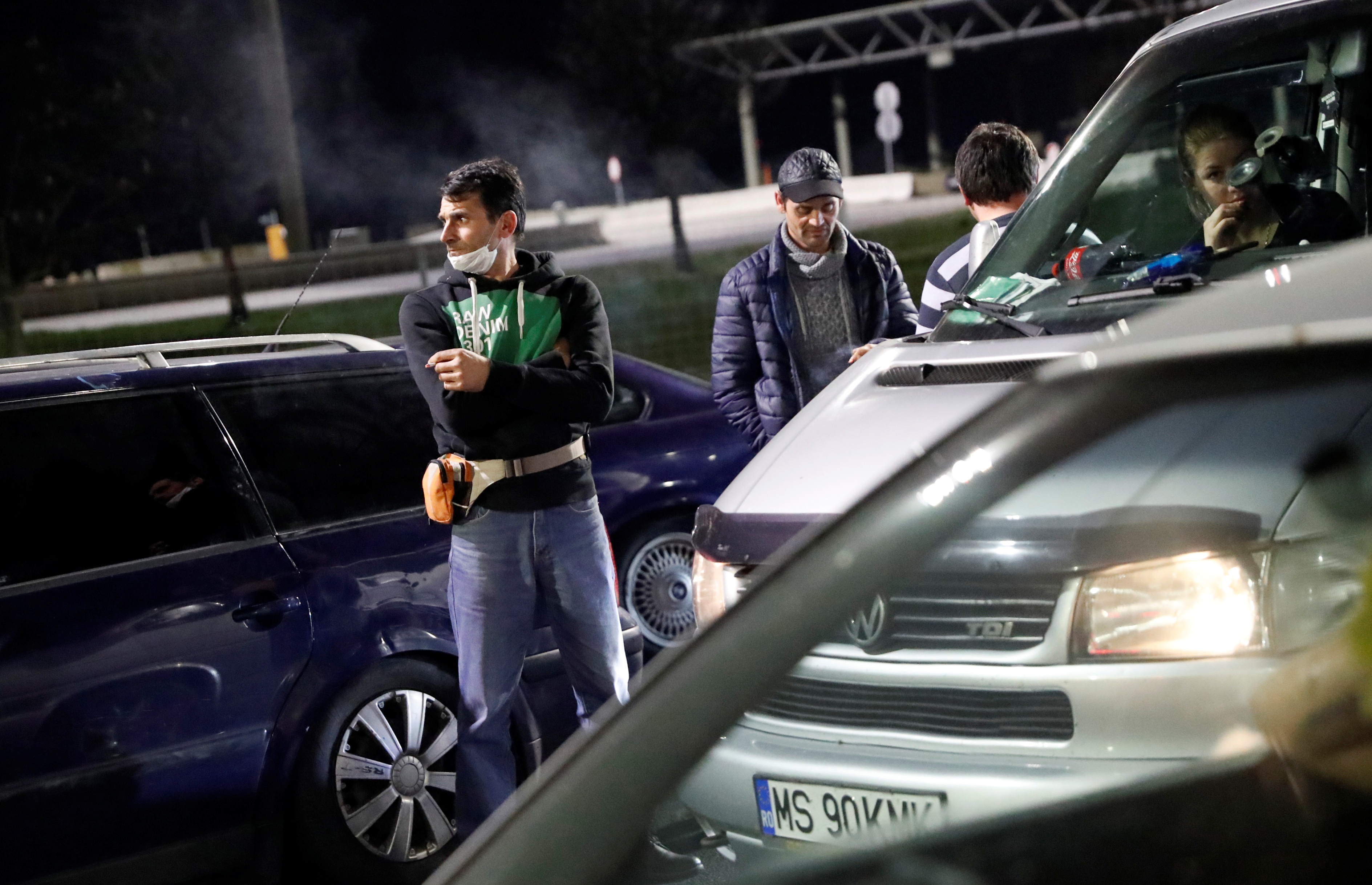 Ket xe hang chuc kilomet o bien gioi anh 9