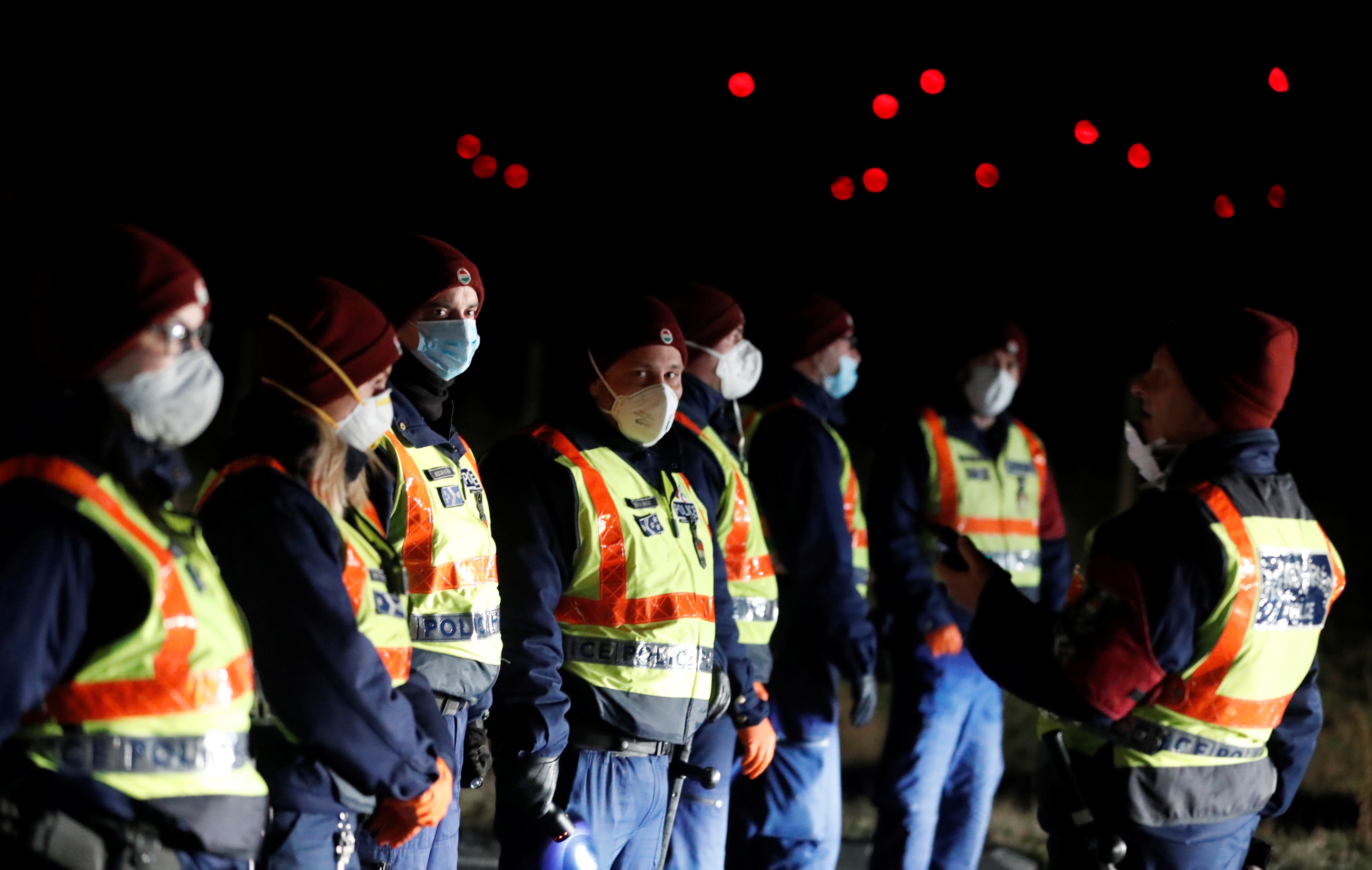 Ket xe hang chuc kilomet o bien gioi anh 10