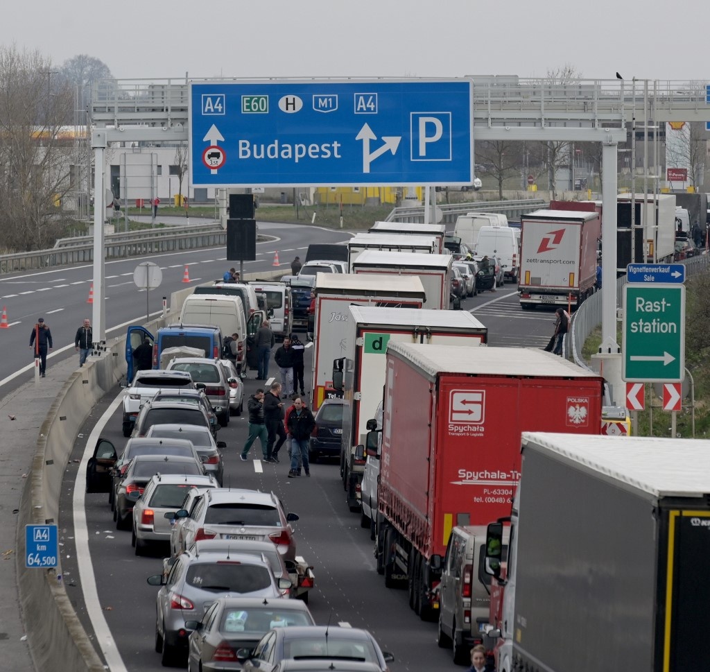 Ket xe hang chuc kilomet o bien gioi anh 6