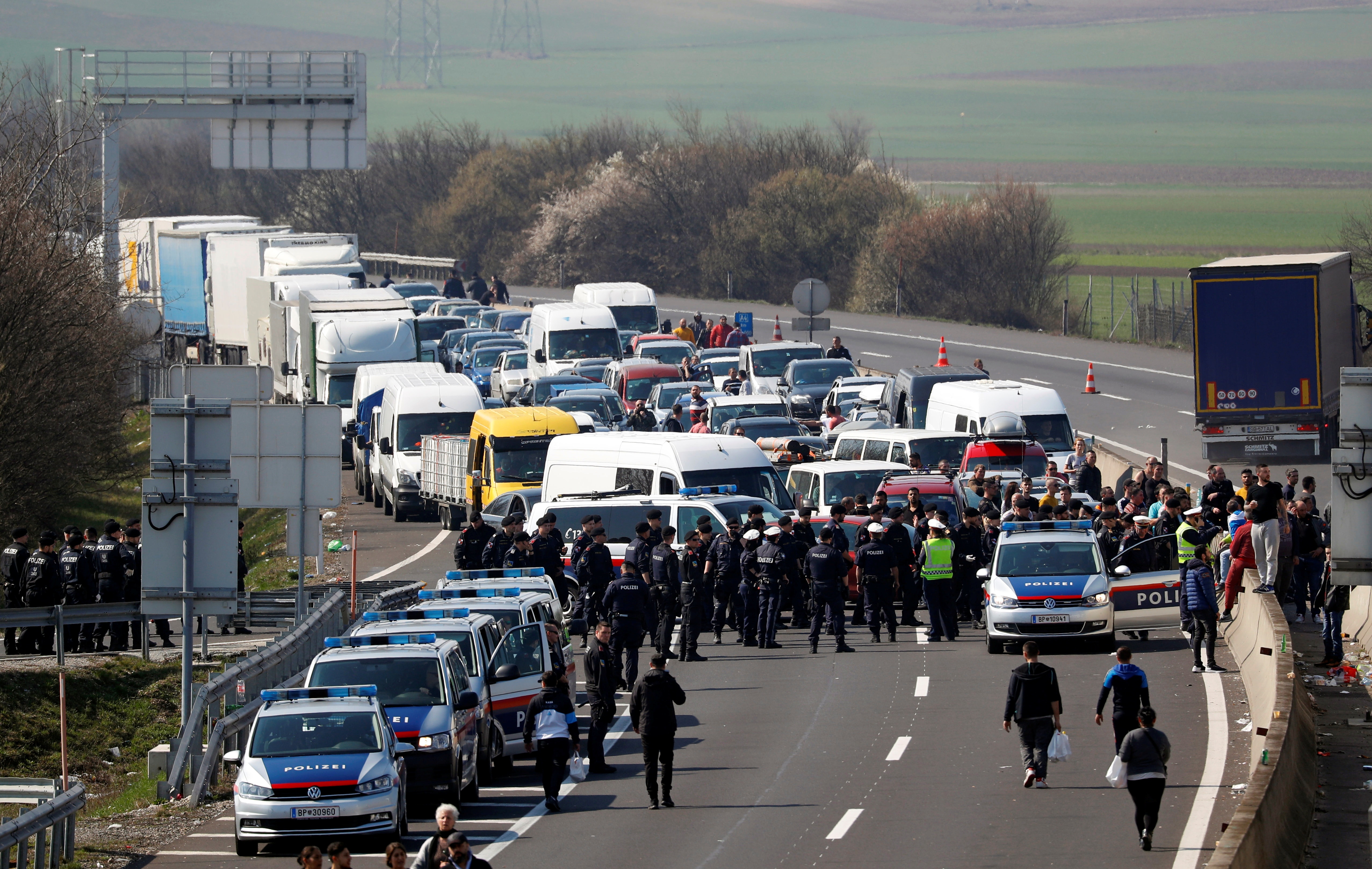 Ket xe hang chuc kilomet o bien gioi anh 7