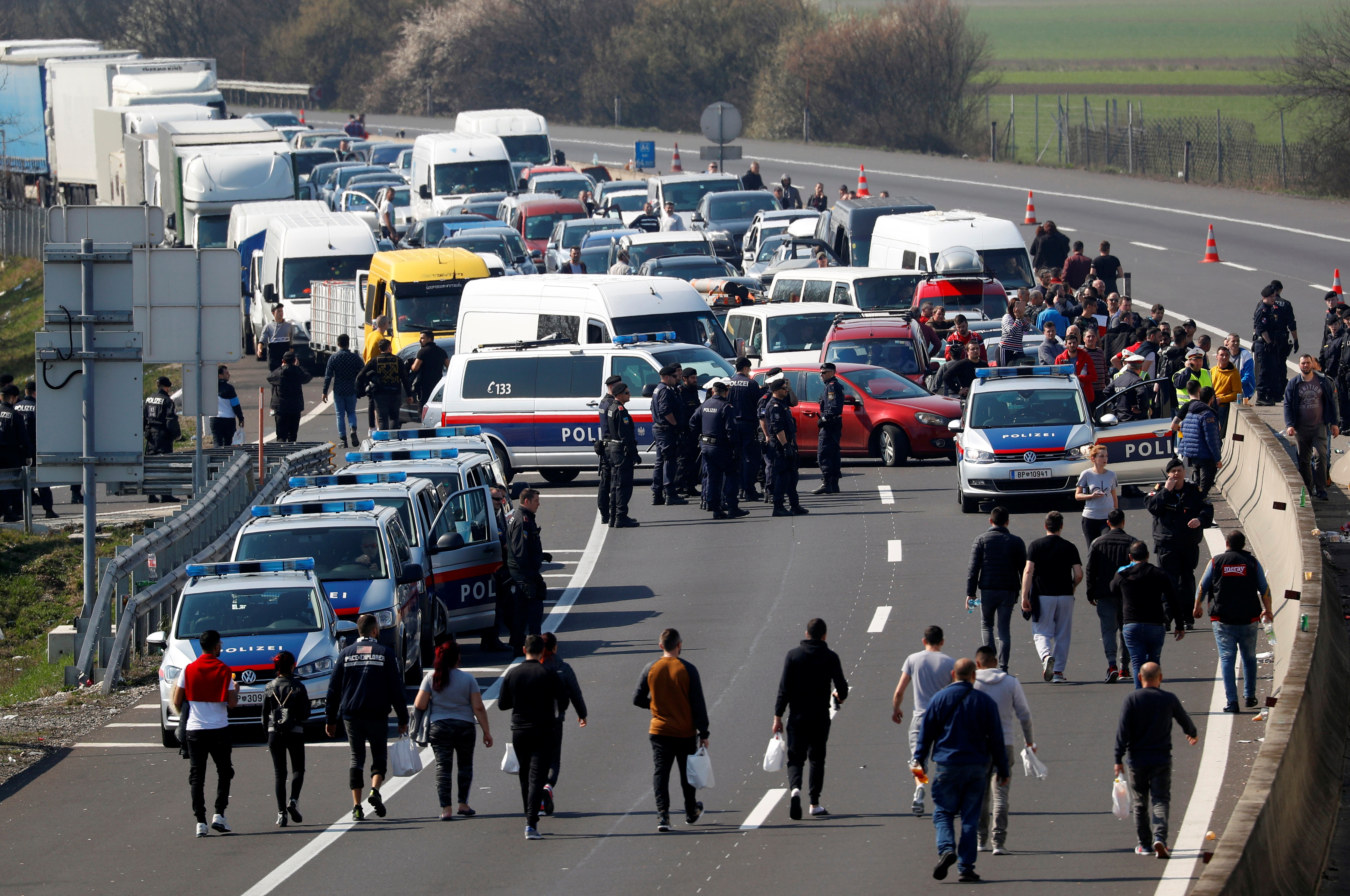 Ket xe hang chuc kilomet o bien gioi anh 8