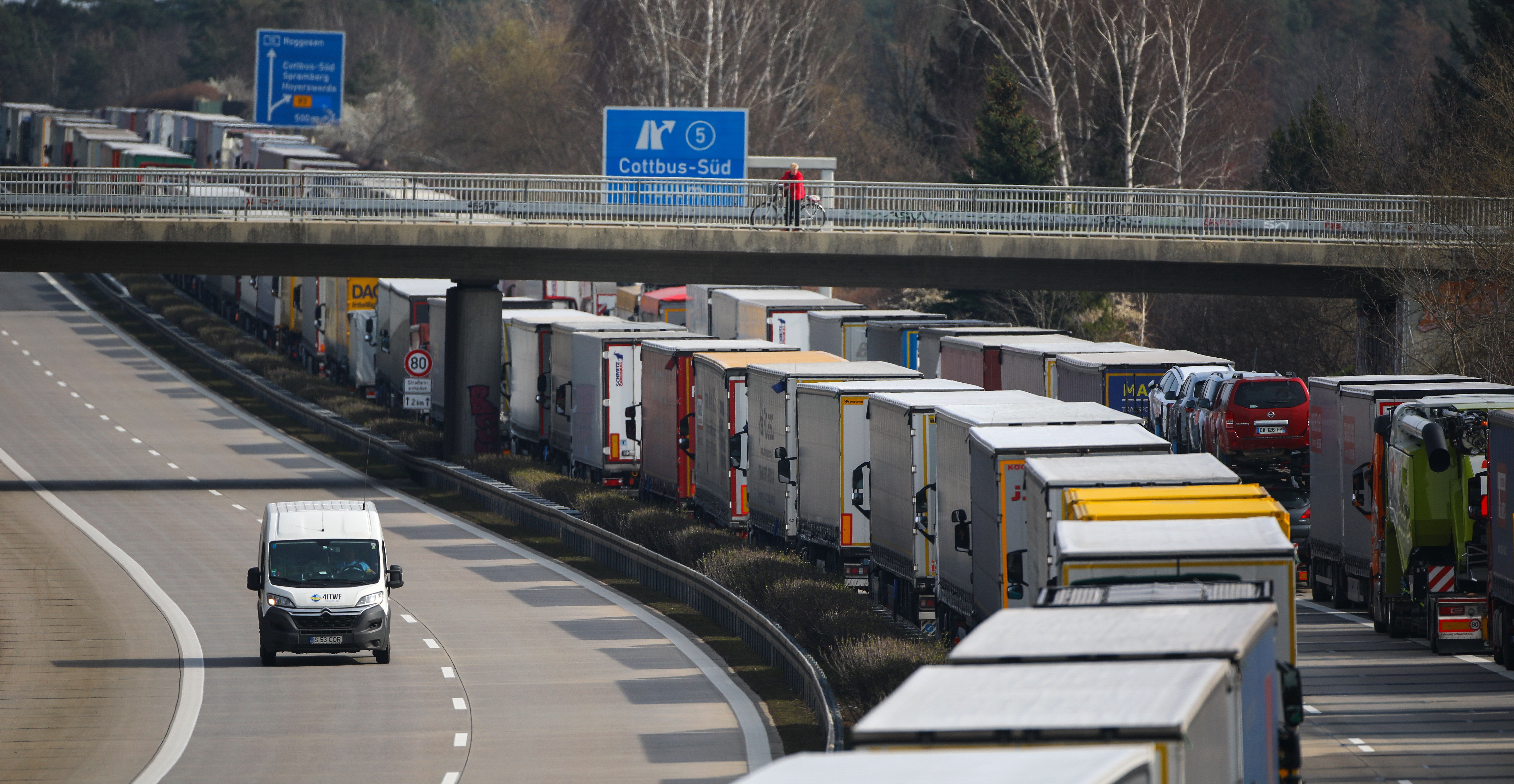 Ket xe hang chuc kilomet o bien gioi anh 3