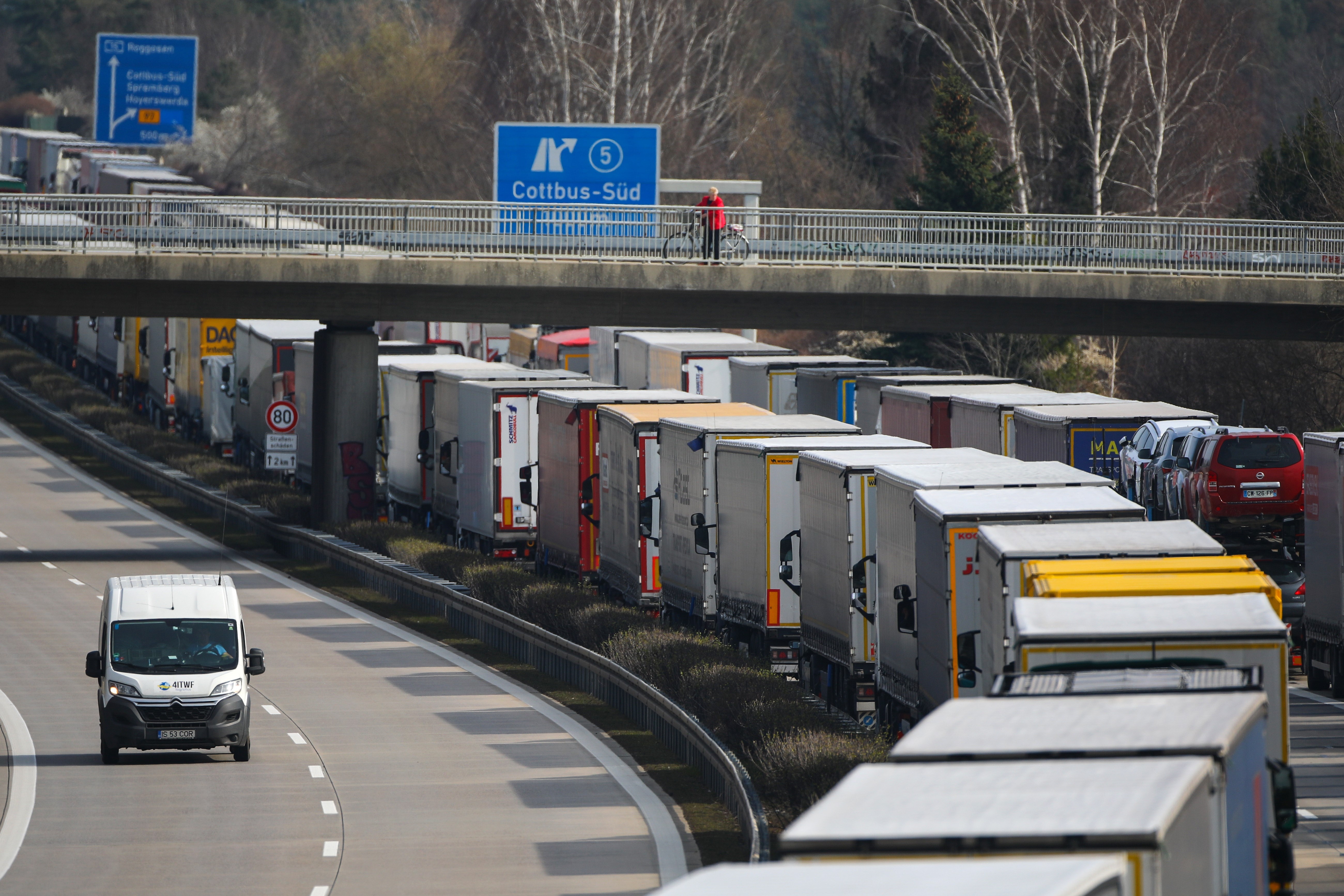 Ket xe hang chuc kilomet o bien gioi cac nuoc chau Au vi phong toa hinh anh