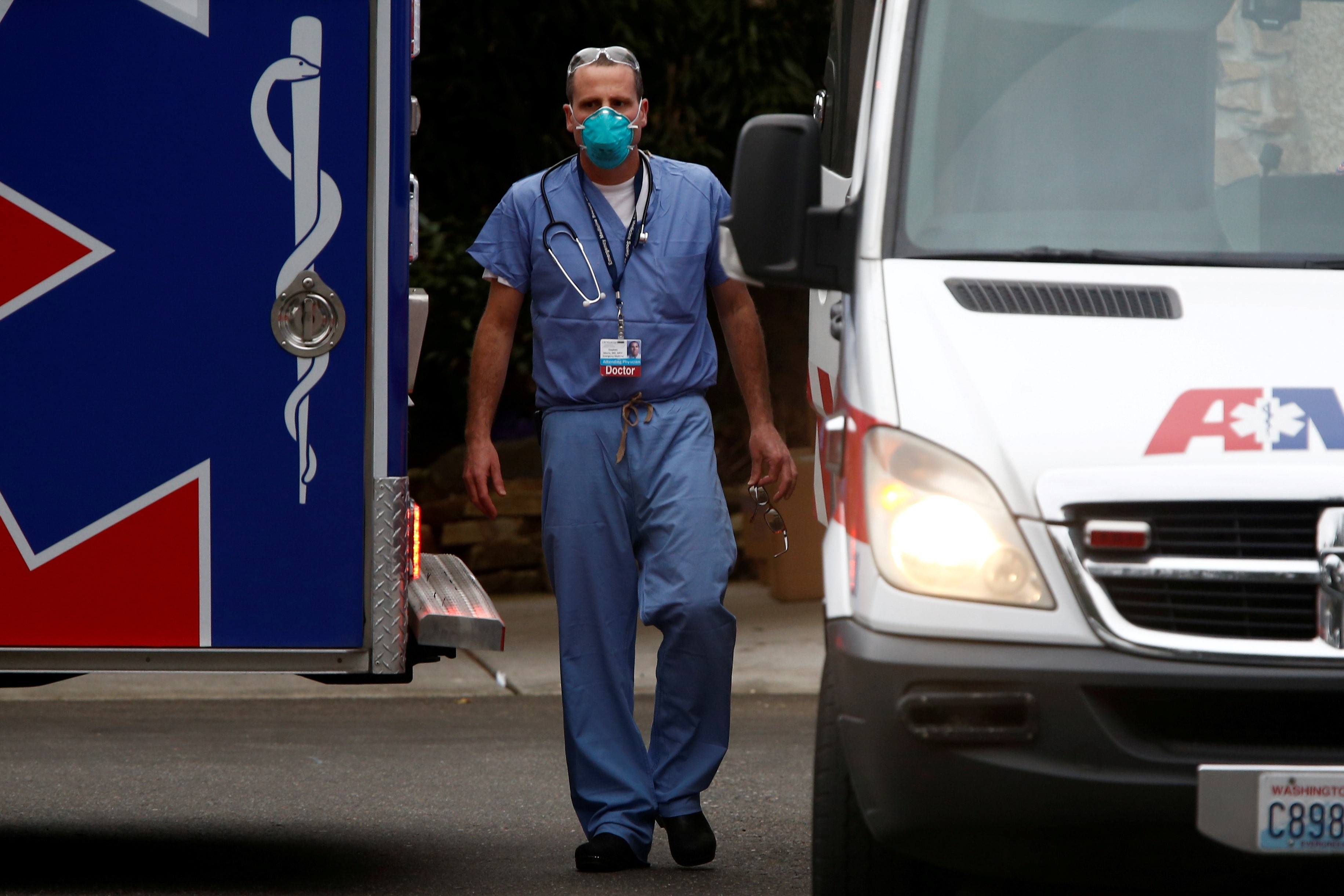 Ong Trump keu goi nhan vien y te dung lai khau trang vi thieu hut hinh anh