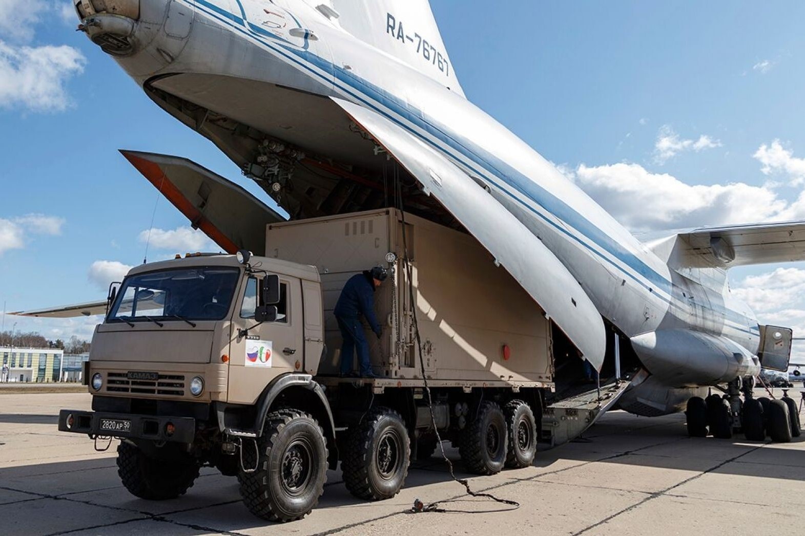 'Thuong gui tu Nga' - TT Putin dieu bac si va thiet bi vien tro Italy hinh anh