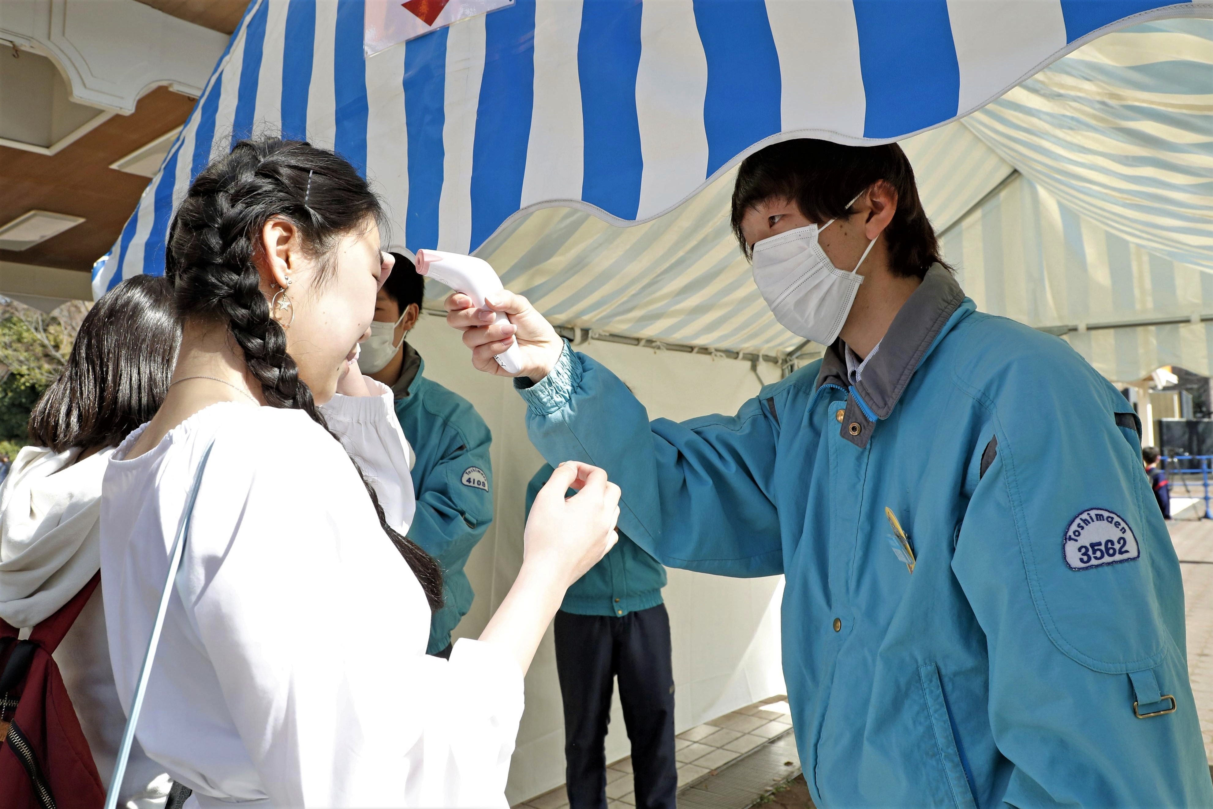 Thu tuong de nghi Viet Nam-Nhat Ban tang hop tac phong, chong Covid-19 hinh anh