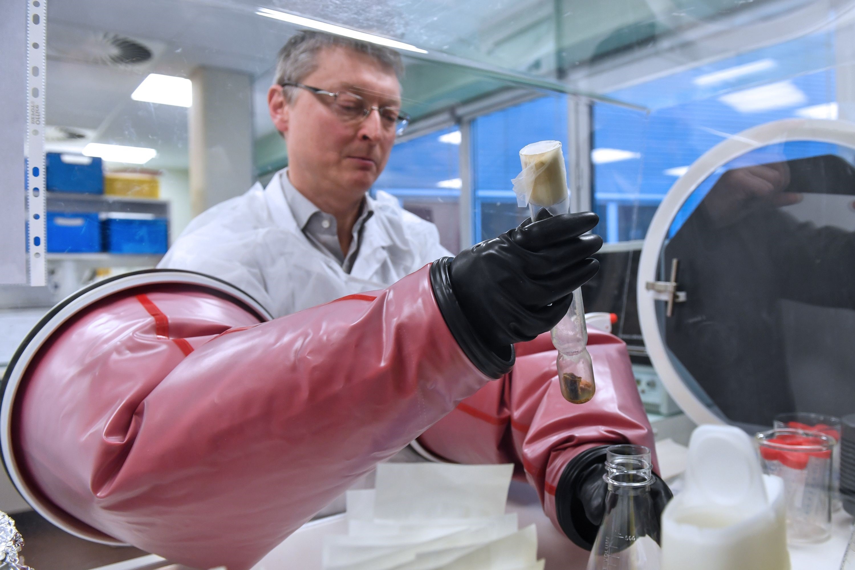 Thu nghiem vac-xin gan 100 tuoi de chong virus corona o Australia hinh anh