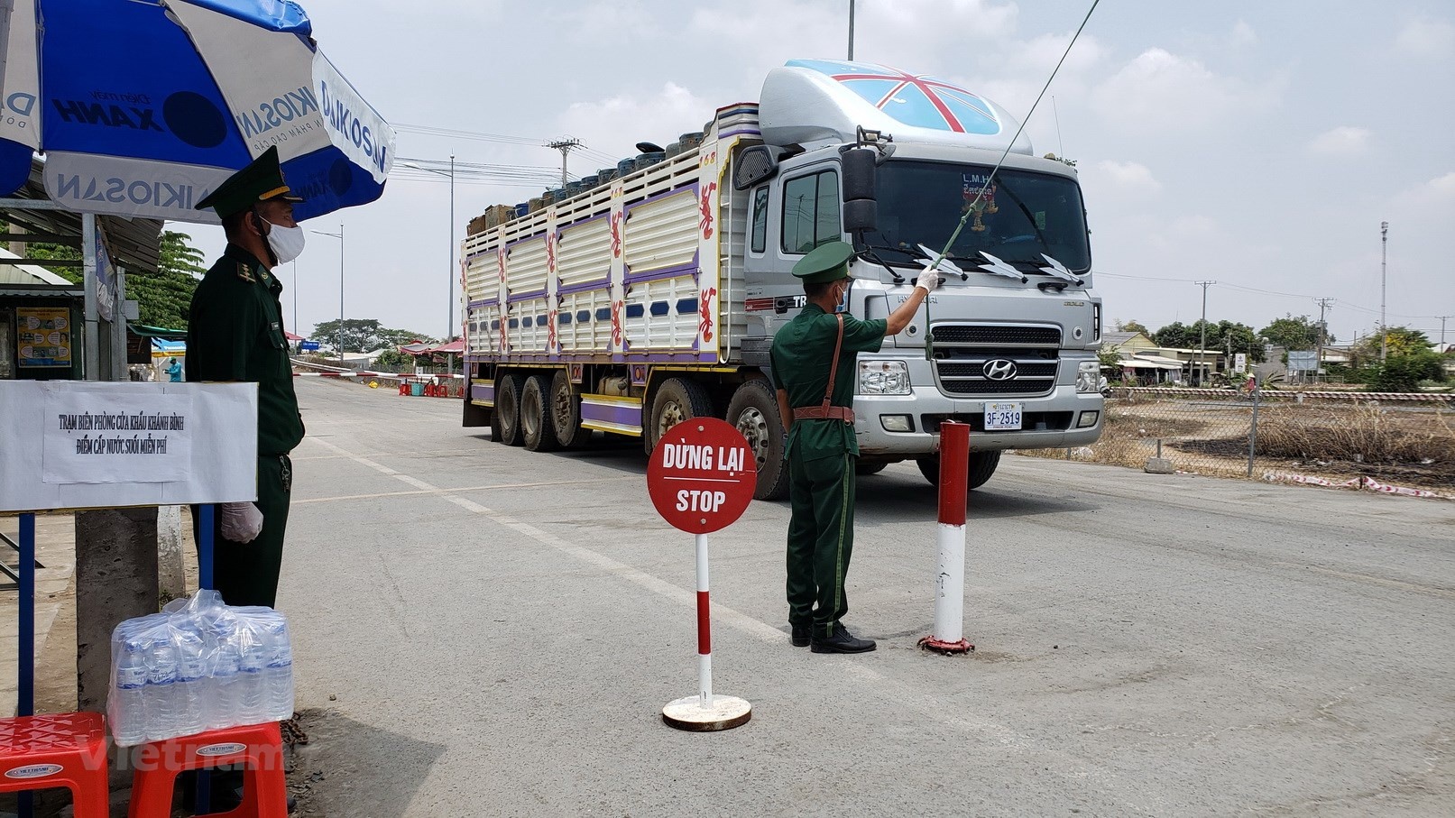 tam dung cac hoat dong qua lai bien gioi anh 1