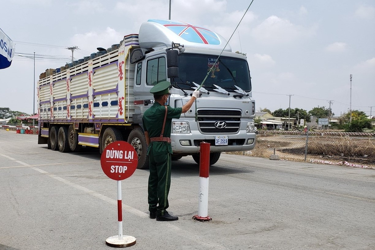 Tam dung hoat dong qua lai doi voi nguoi o bien gioi Lao, Campuchia hinh anh