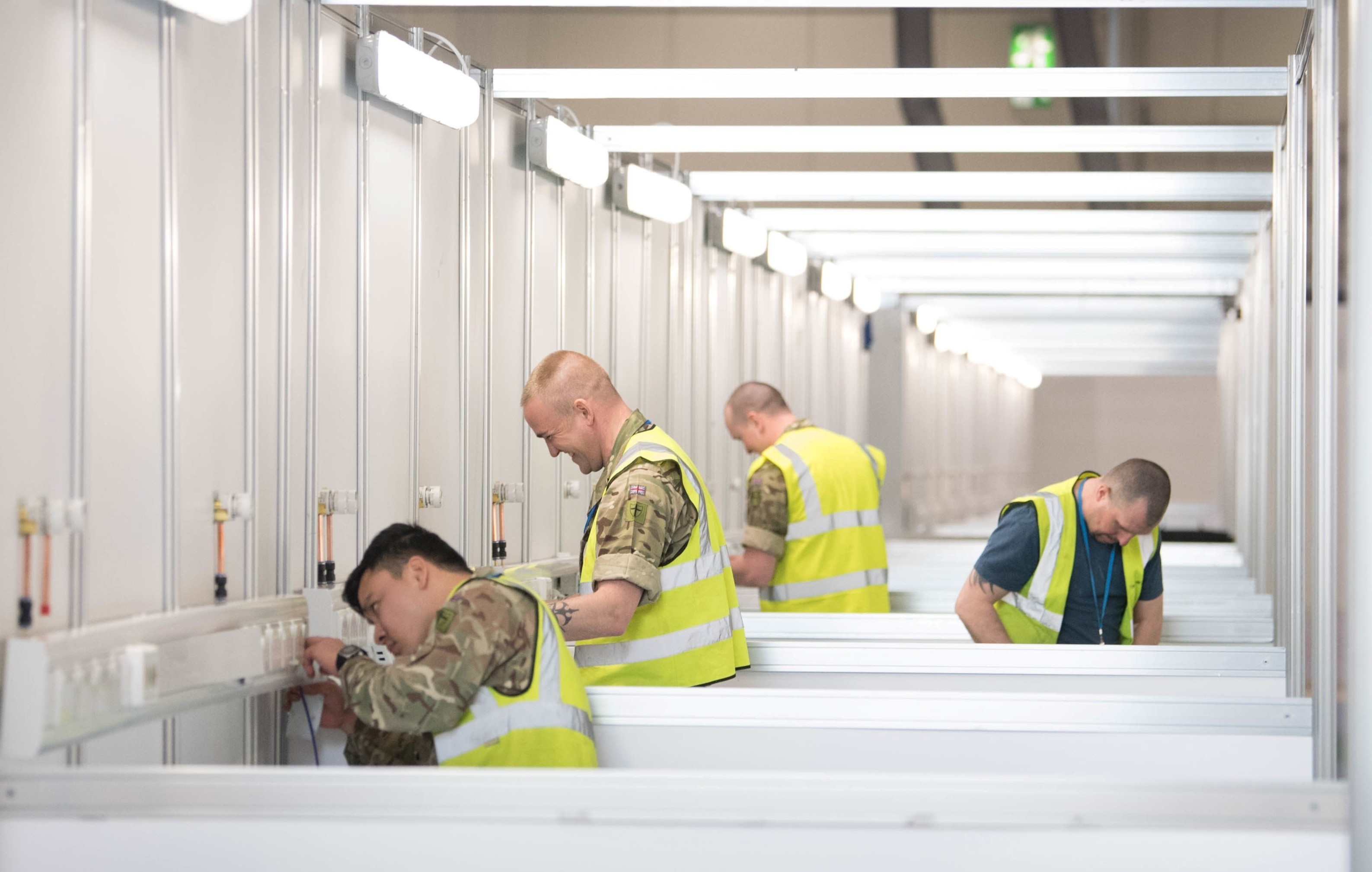 London mo cua benh vien da chien lon nhat the gioi chi sau 9 ngay hinh anh