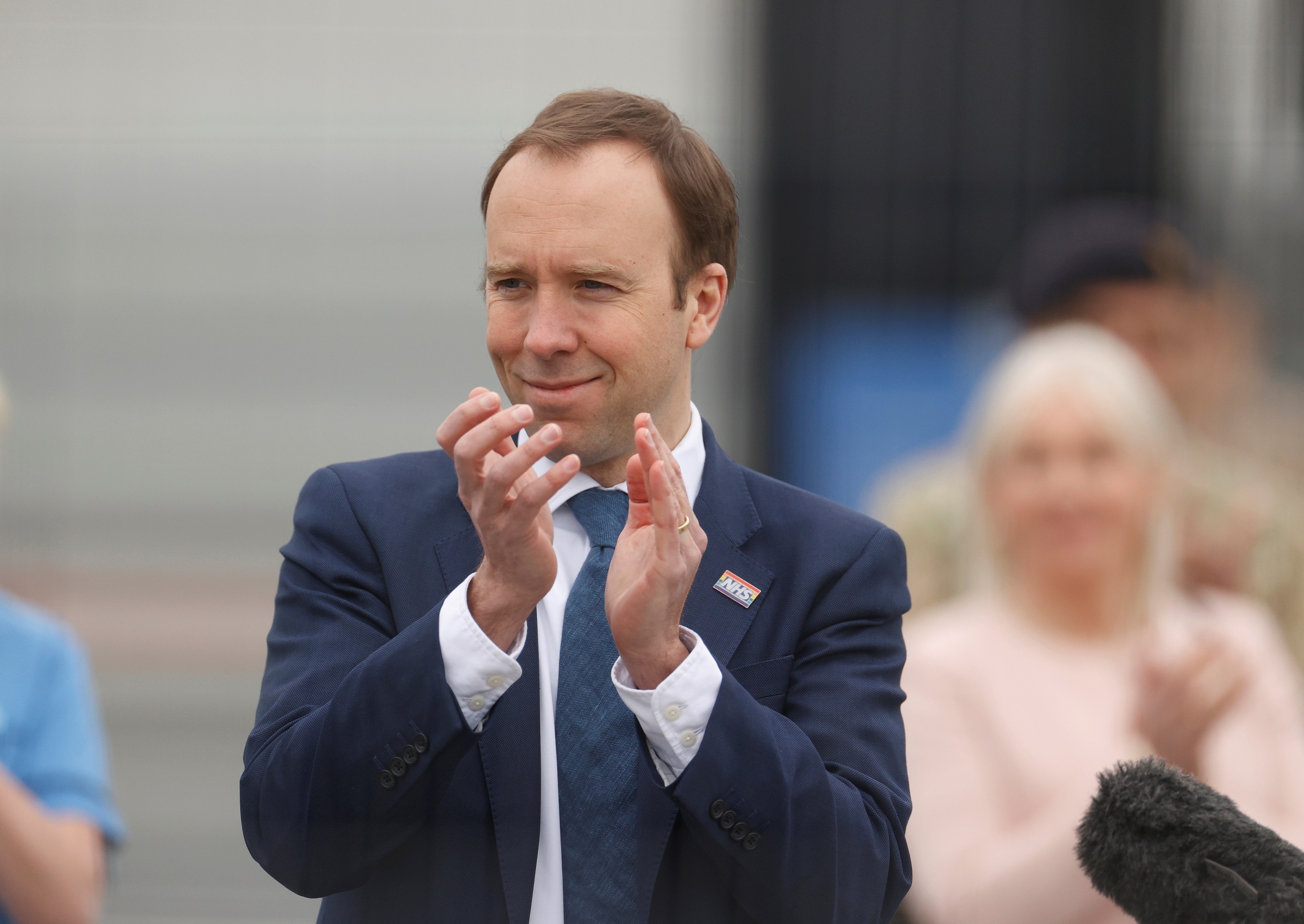 London mo cua benh vien da chien chong Covid-19 anh 2