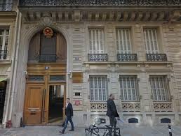 Can bo Dai su quan VN tai Phap nhiem Covid-19 hinh anh