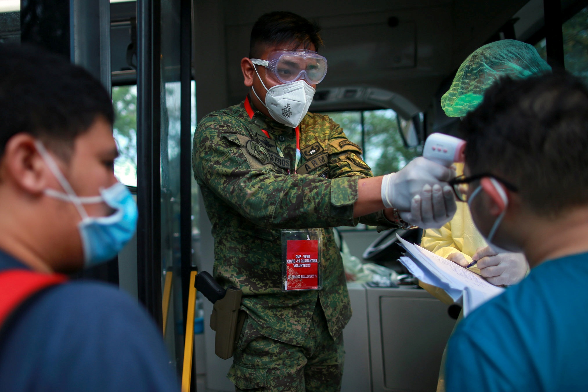 Canh sat Philippines ban ha nguoi tan cong nhan vien y te chong dich hinh anh