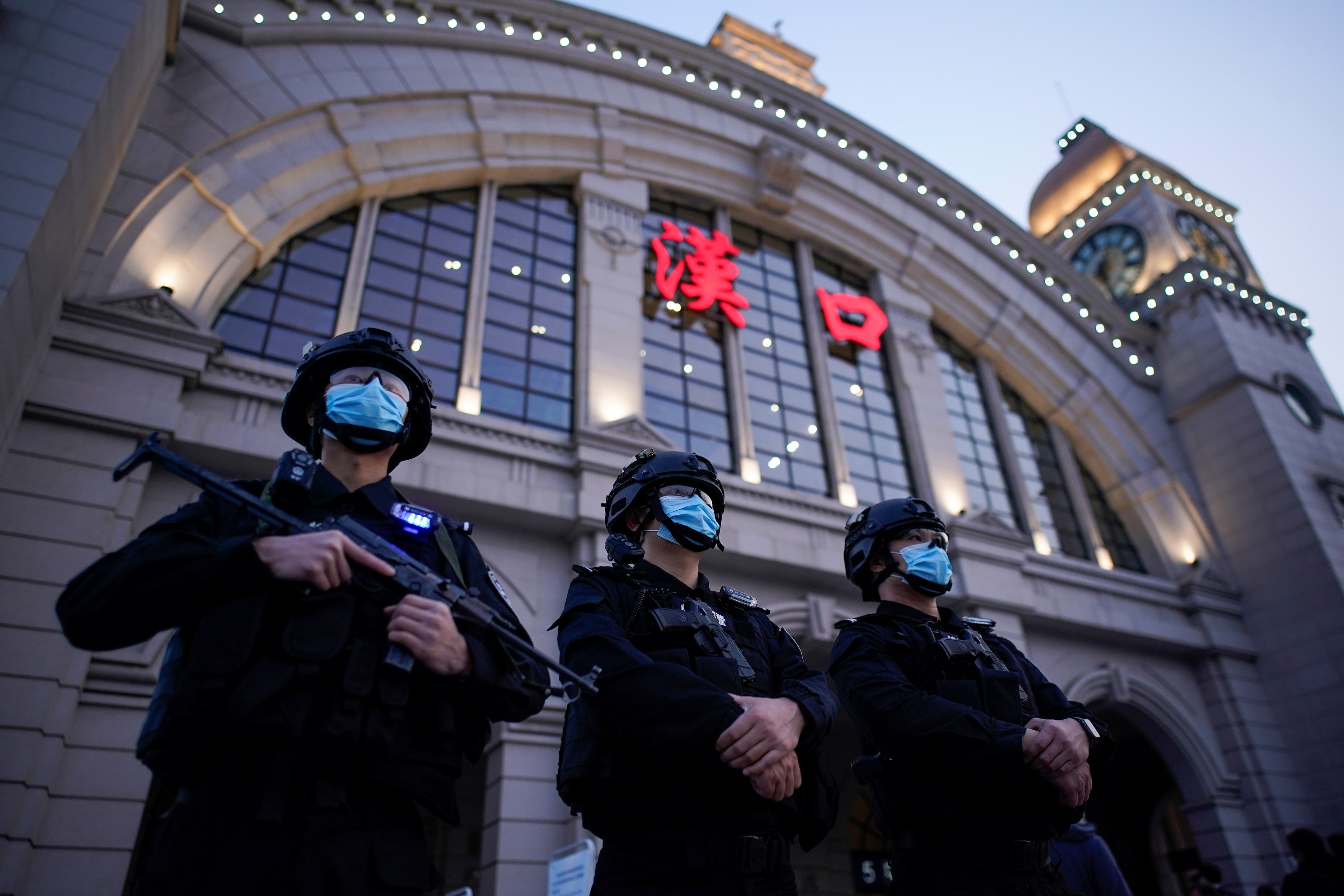 Vu Han go phong toa anh 13