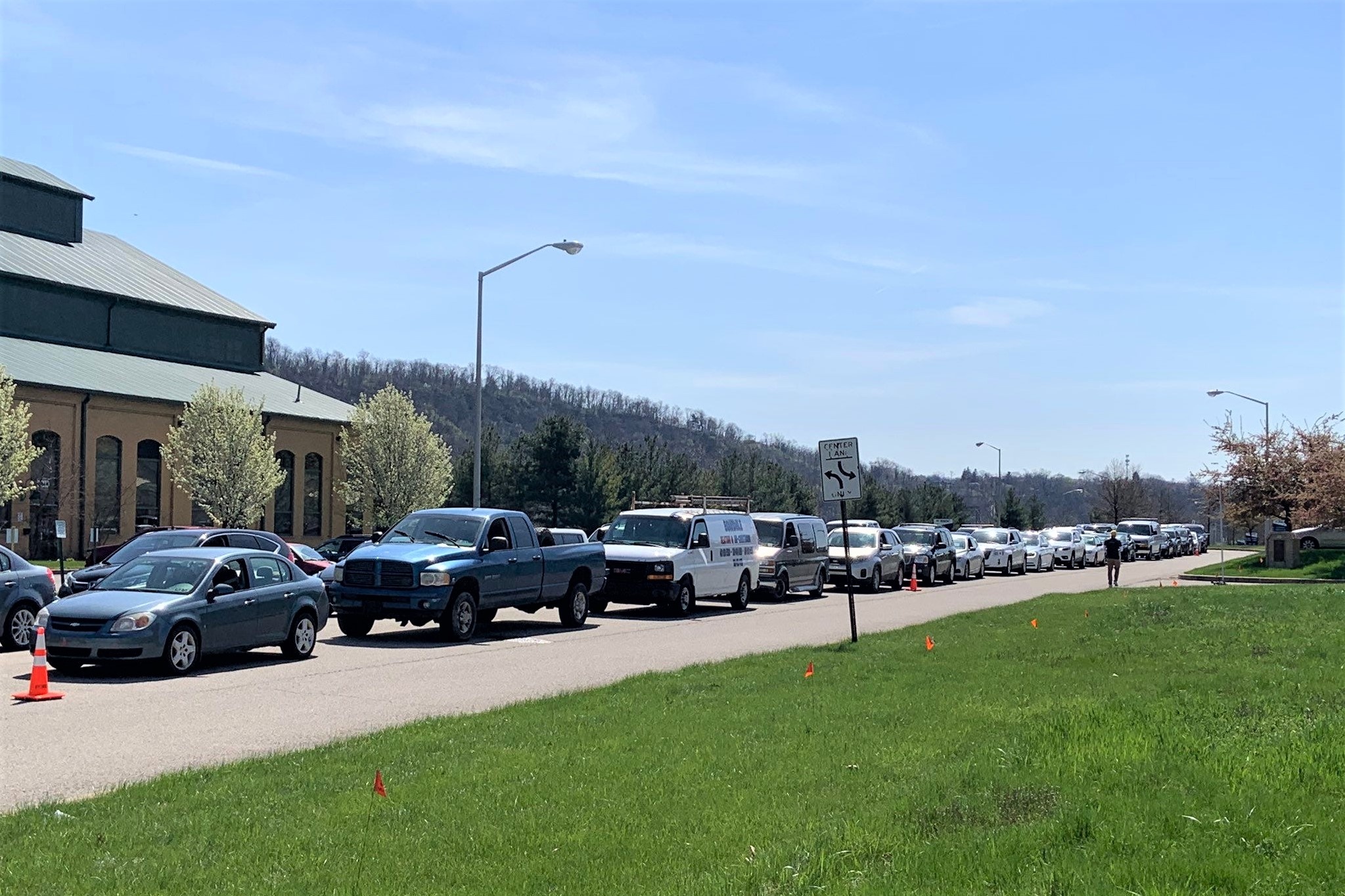 Nguoi My lai oto, xep hang dai ca km de nhan thuc pham mien phi hinh anh