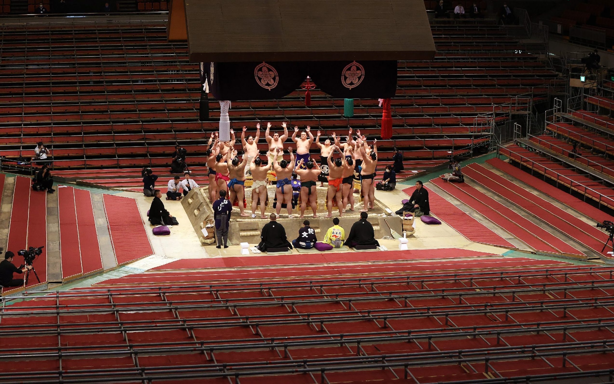 vo si sumo dau tien nhiem viurs anh 1