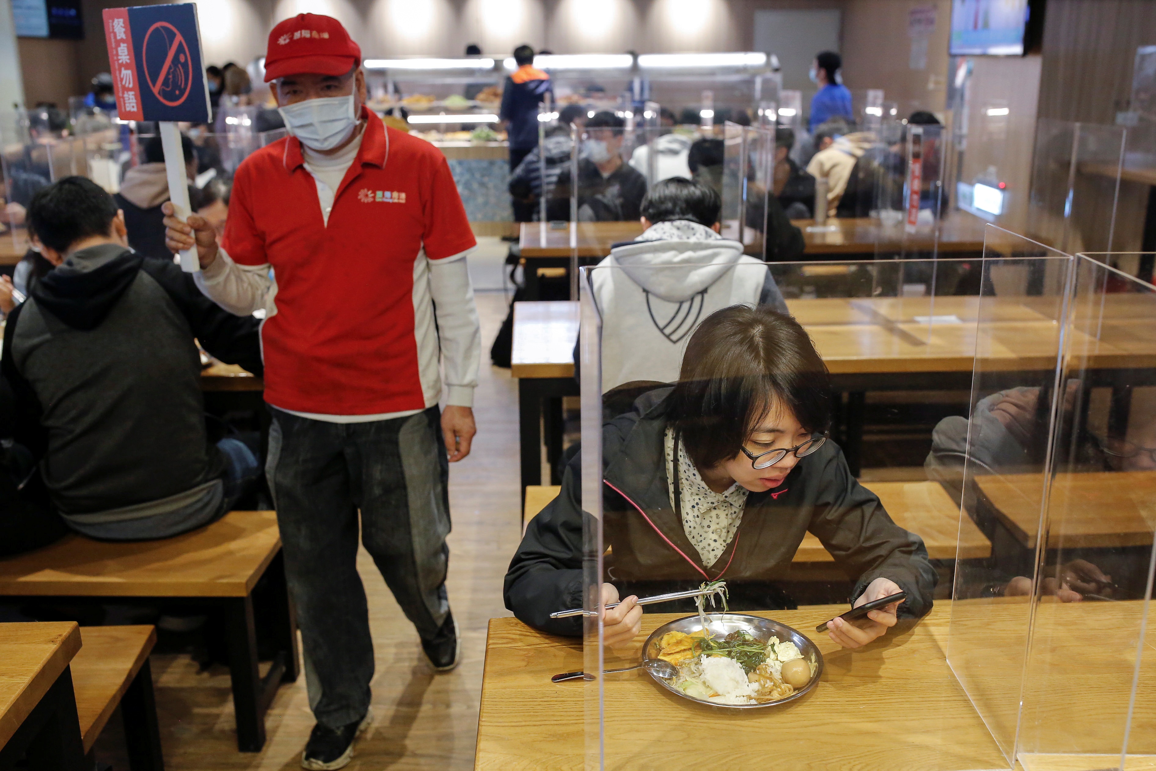 May lanh nha hang lam phat tan virus, 3 gia dinh nhiem benh hinh anh