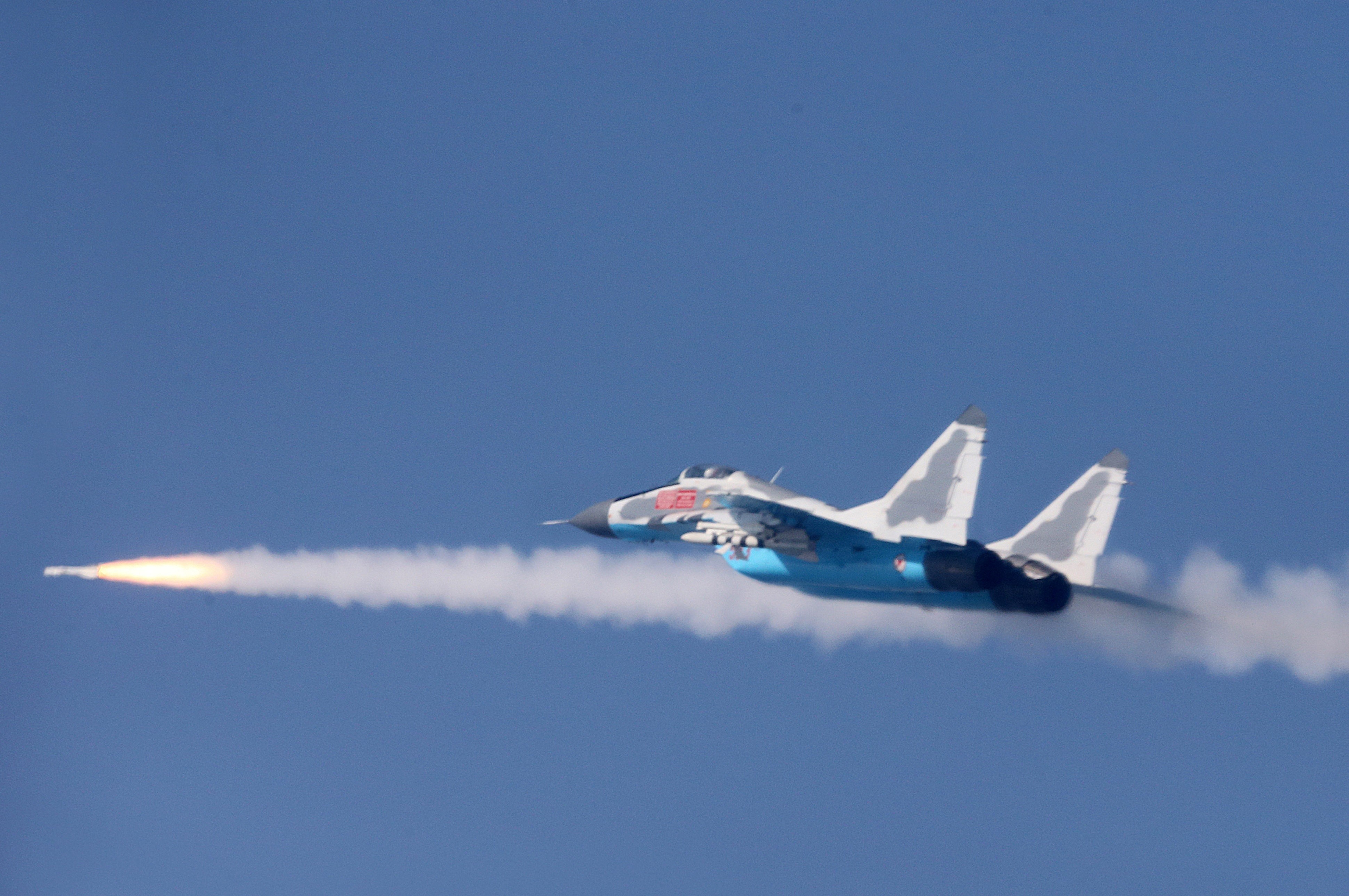 Trieu Tien bat ngo phong nhieu ten lua chong ham ra bien hinh anh