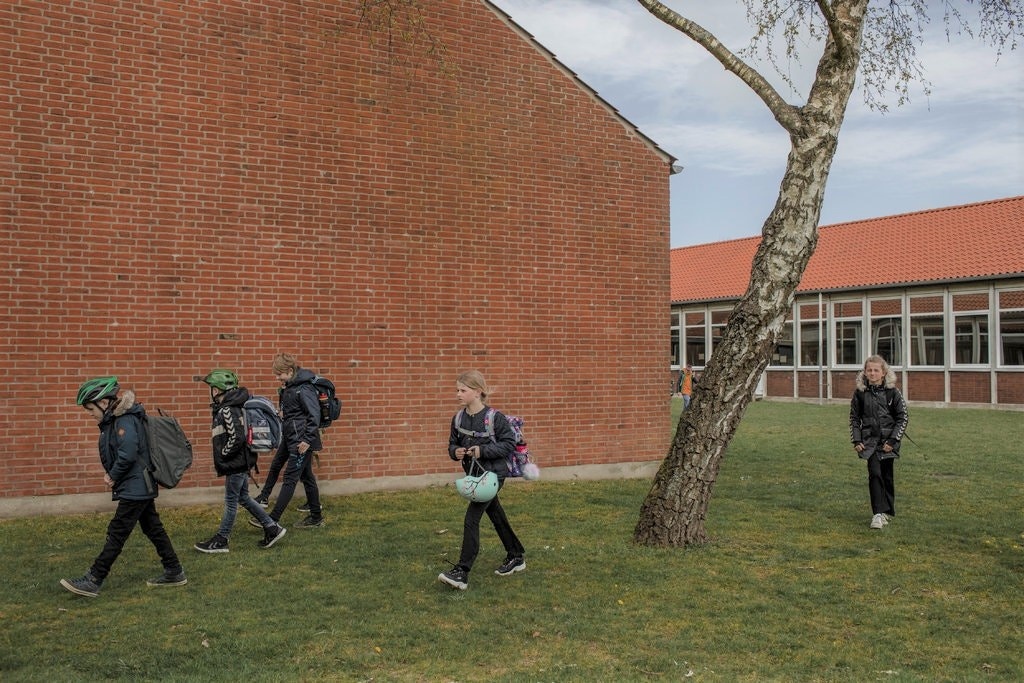 Hoc sinh Dan Mach di hoc tro lai anh 1