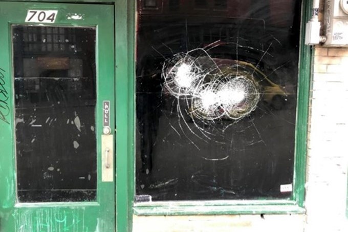 Cua hang nguoi goc A bi dap pha, ky thi o My vi dich Covid-19 hinh anh