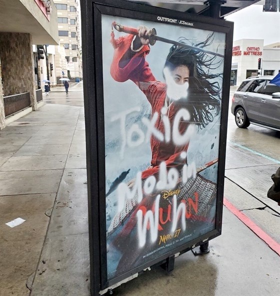 Cua hang nguoi goc A bi dap pha anh 2