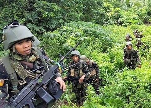 11 quan nhan Philippines thiet mang khi san lung thu linh IS hinh anh