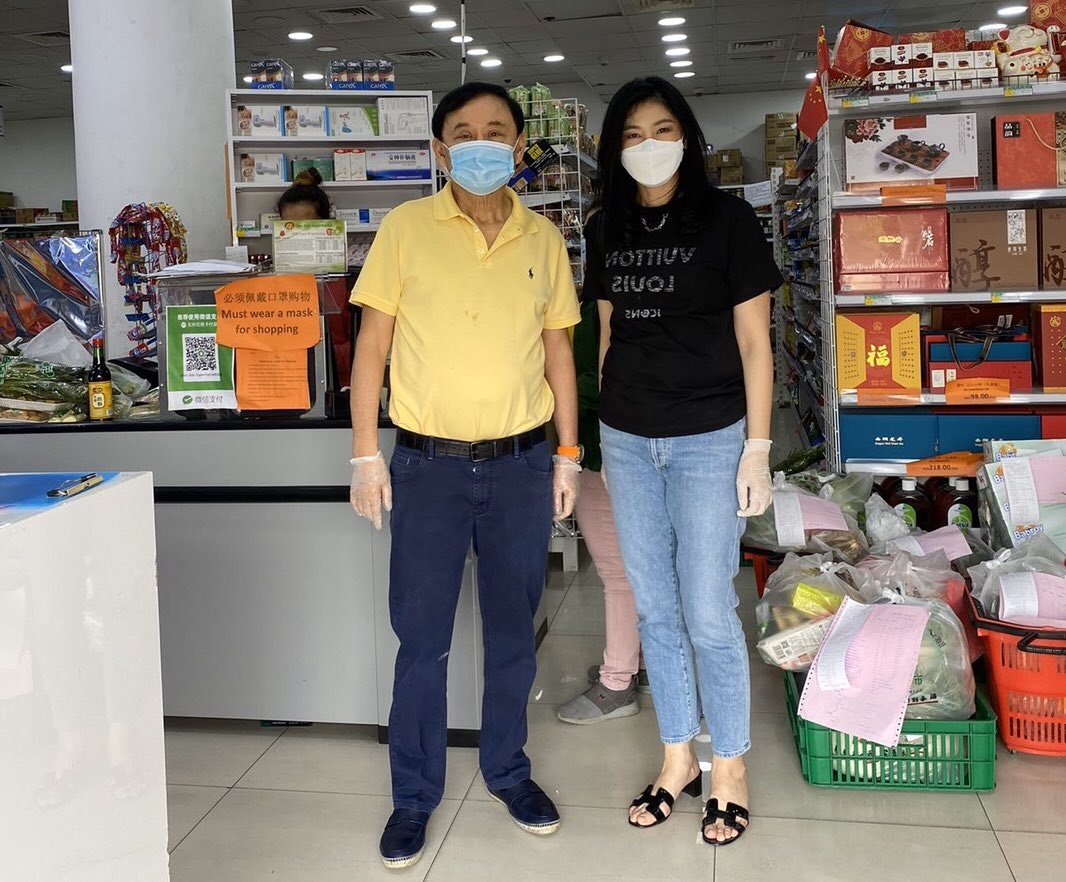 Yingluck khoe gap ong Thaksin o sieu thi anh 1