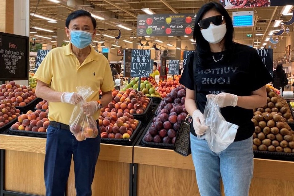 Ba Yingluck khoe gap ong Thaksin o sieu thi giua luc Dubai gioi nghiem hinh anh