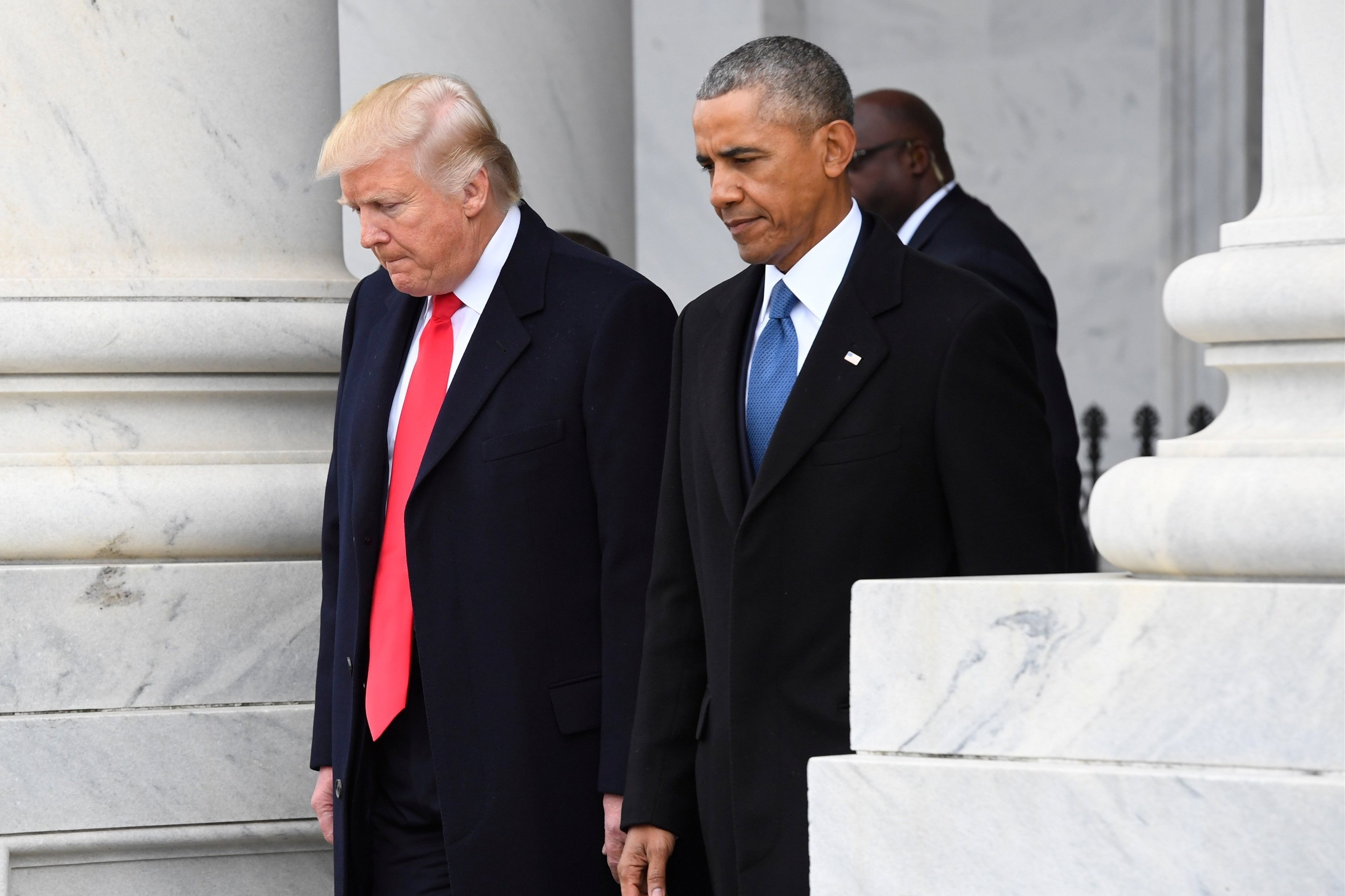 Tong thong Trump 'xa gian' ve ong Obama tren mang xa hoi hinh anh