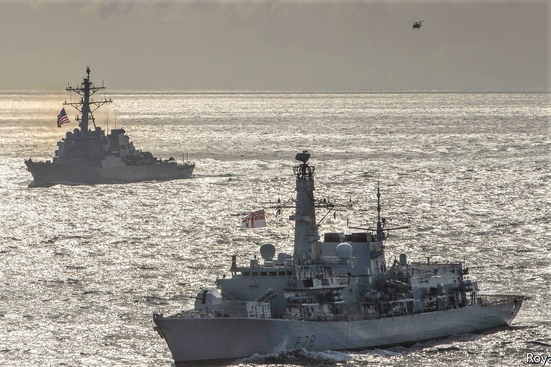 Tau chien NATO ap sat Ham doi Bac cua Nga sau nhieu thap ky hinh anh