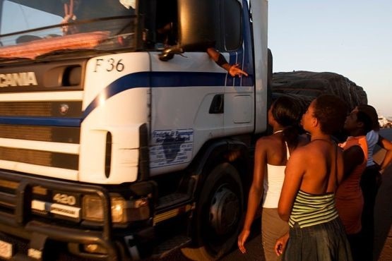 Zambia cam on gai ban dam giup truy vet nguoi nhiem virus corona hinh anh