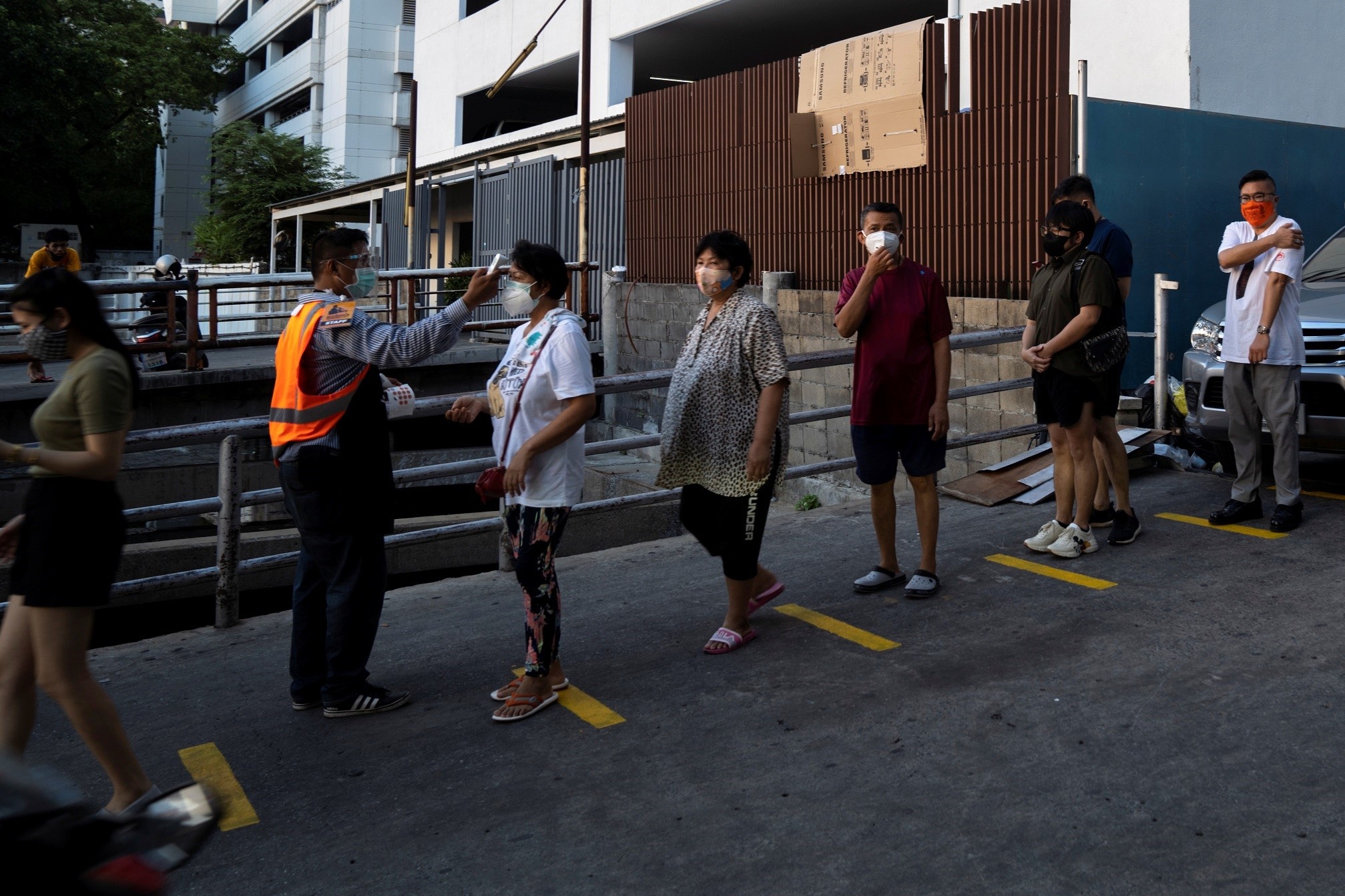 dua cong dan Viet Nam tro ve tu Thai Lan anh 1