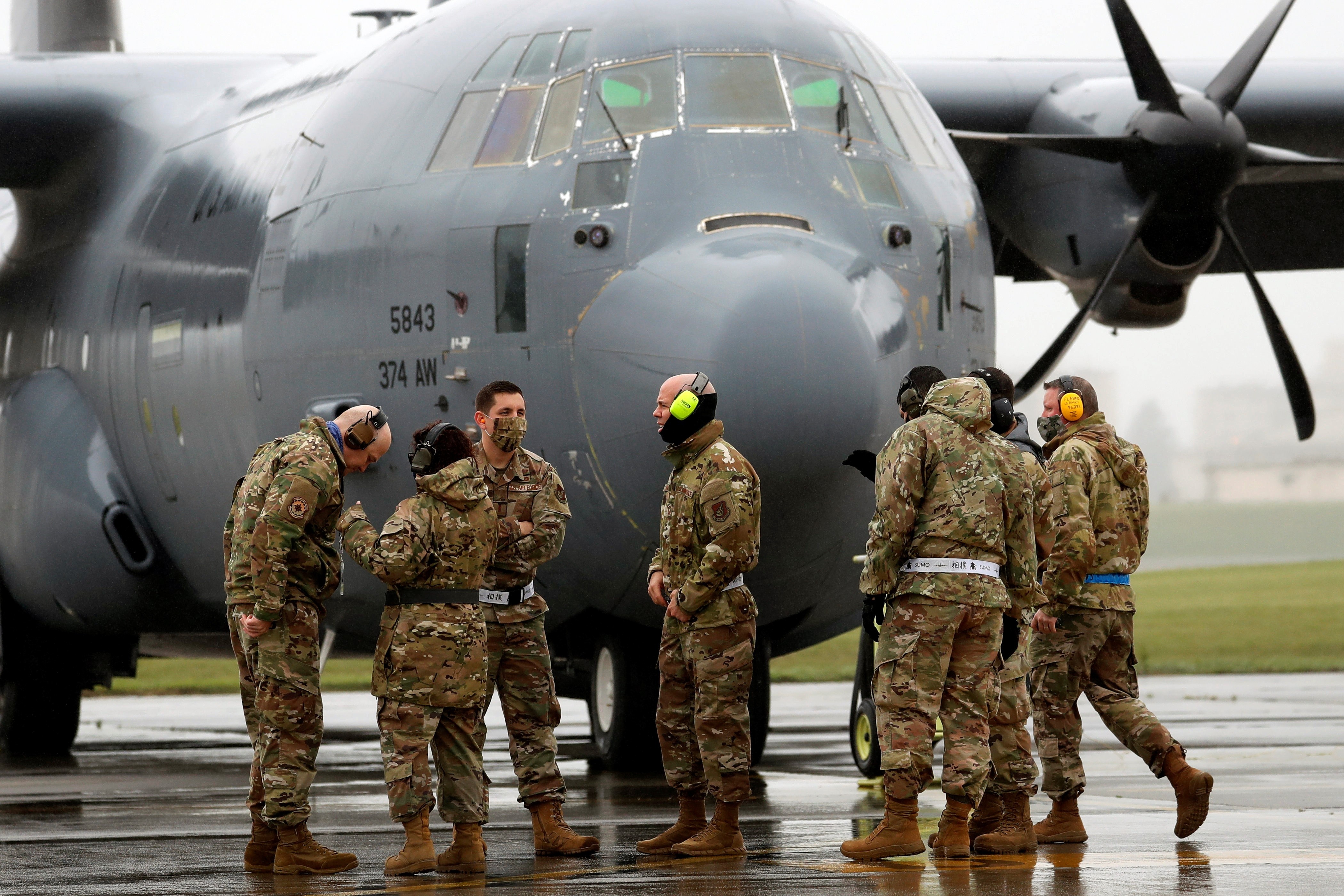 May bay van tai quan su My do ve Nhat Ban pho dien suc manh hinh anh