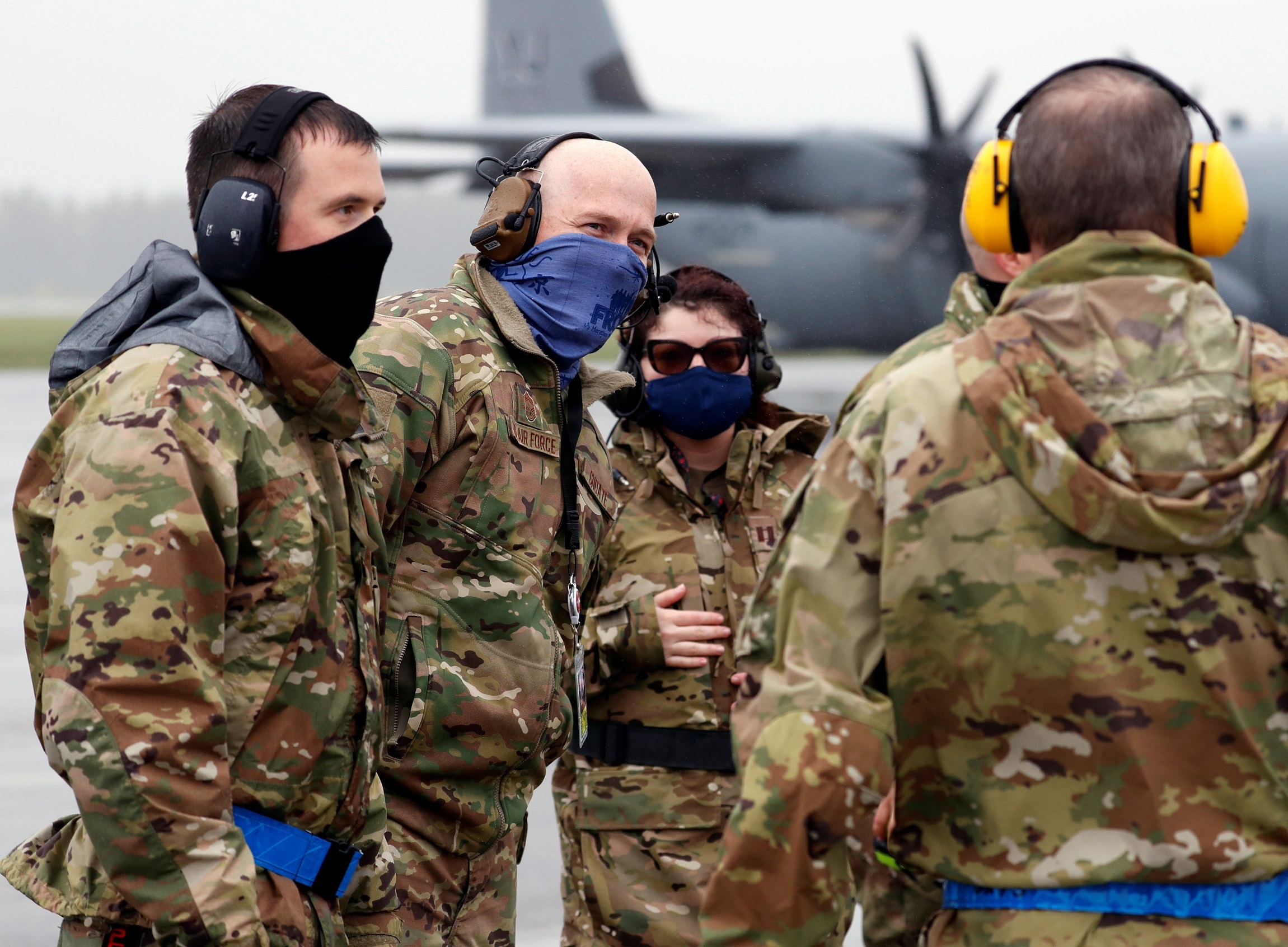 May bay van tai quan su My do ve Nhat Ban anh 1