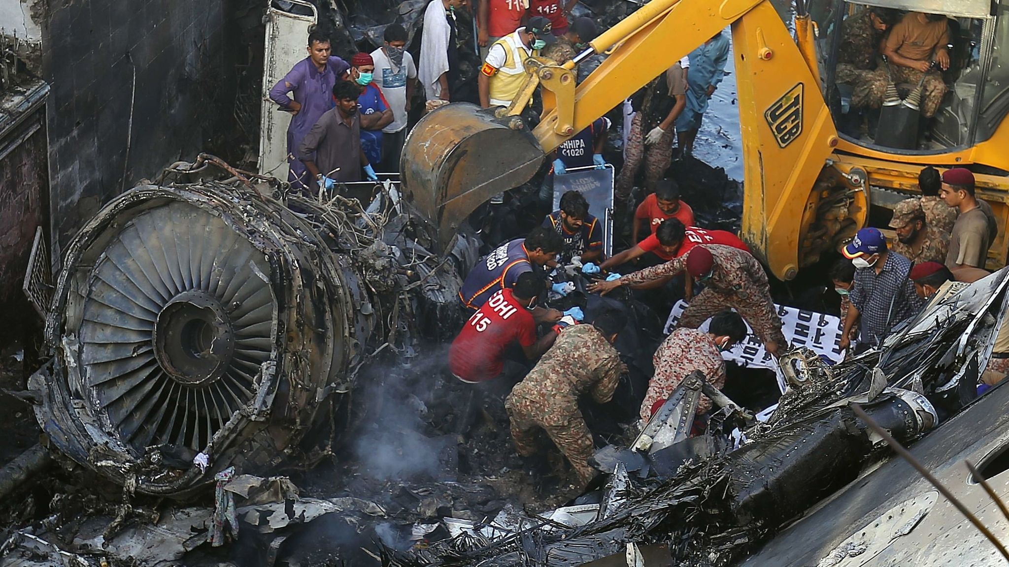 Nguoi song sot vu roi may bay Pakistan anh 1