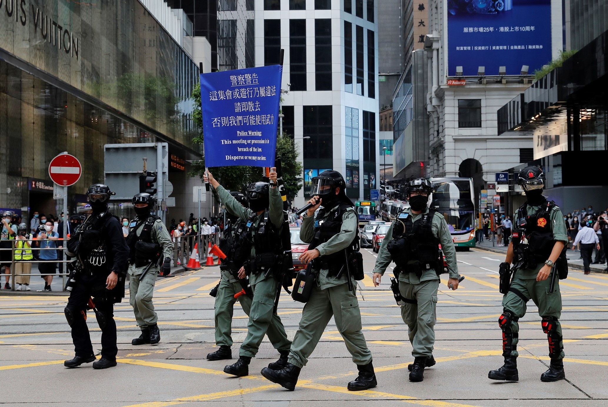 Reuters: My tinh toan trung phat TQ nhieu phuong dien ve vu Hong Kong hinh anh