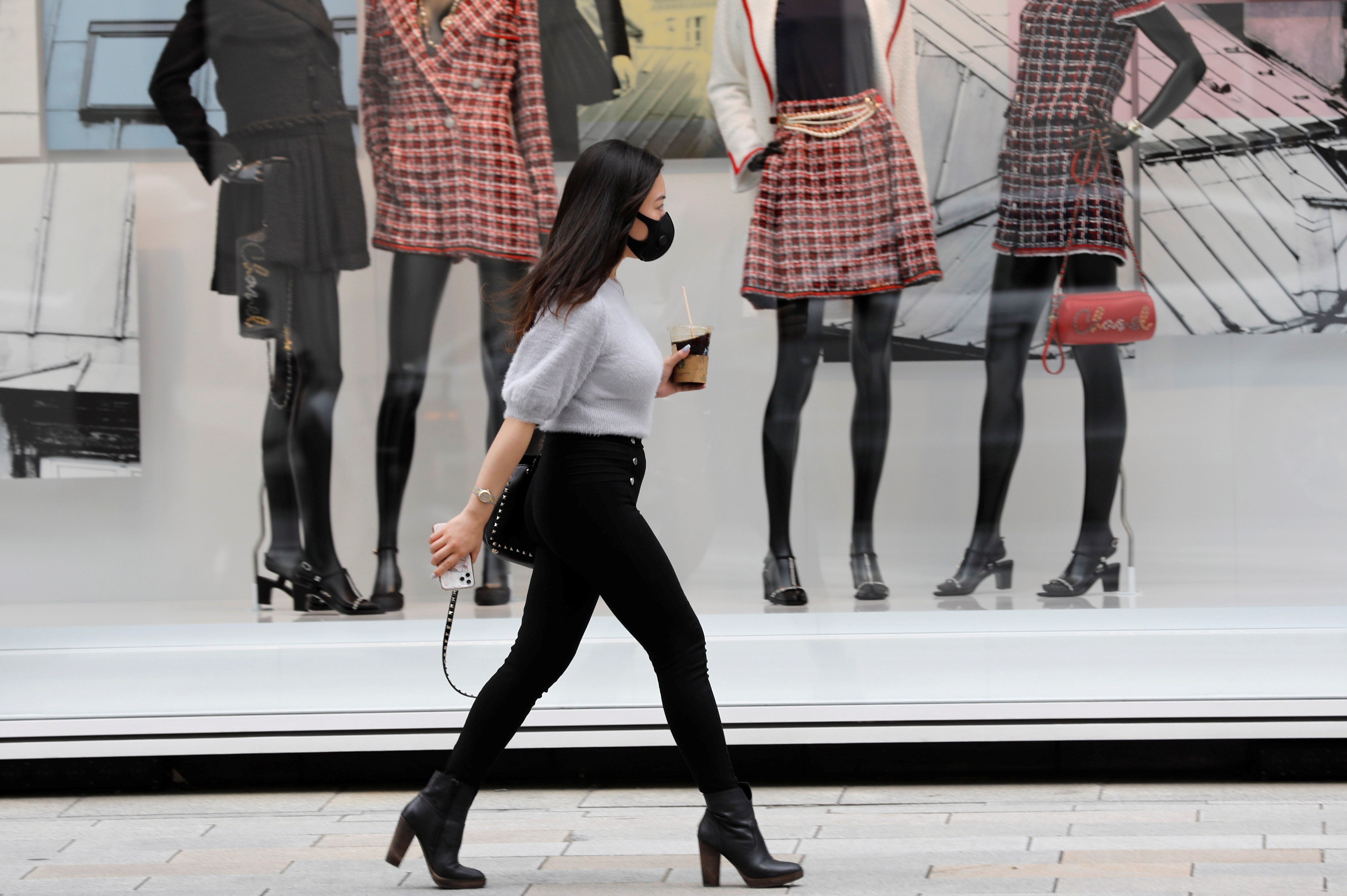 Sao khong mac vay - ac mong cua phu nu bi ep doi tinh lay viec o Nhat hinh anh