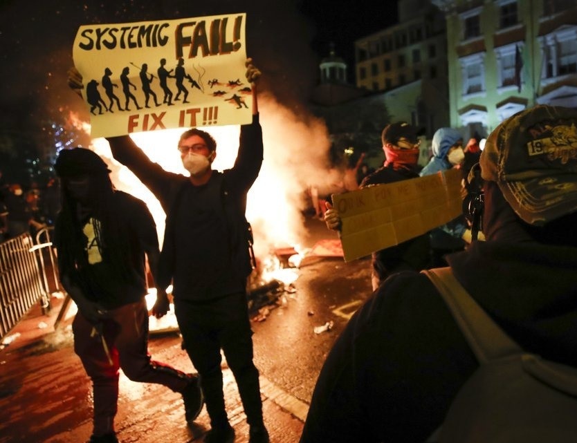 Hon 40 thanh pho My ap dung lenh gioi nghiem khi bao luc lan rong hinh anh