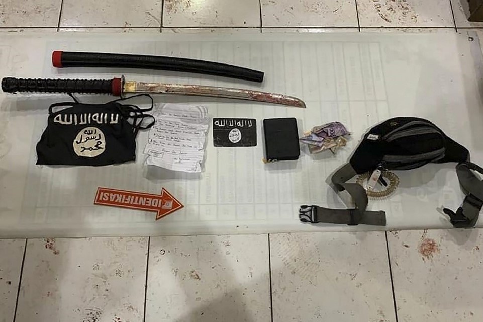 Phien quan dung kiem samurai chem canh sat tu vong o Indonesia hinh anh