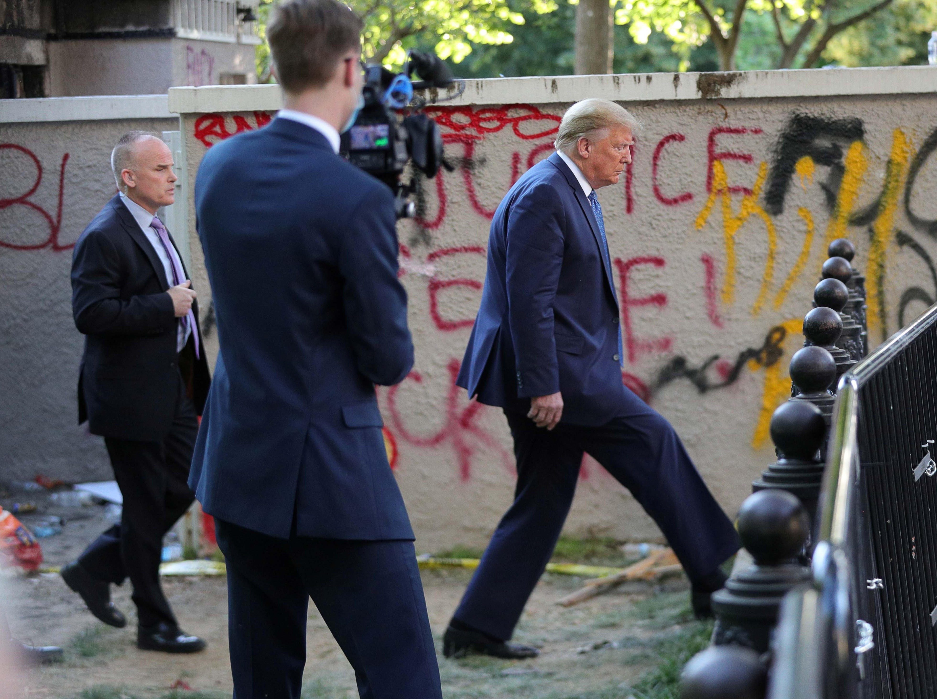 Canh sat ban hoi cay mo duong cho TT Trump tham nha tho lich su hinh anh