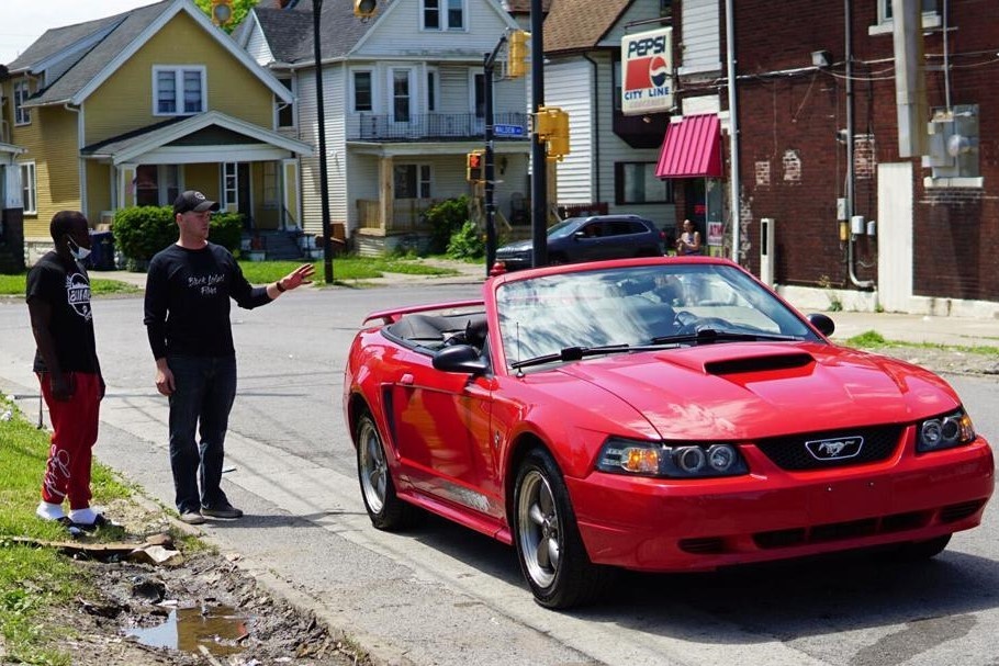 Thanh nien My don rac sau bieu tinh duoc tang oto va hoc bong dai hoc hinh anh